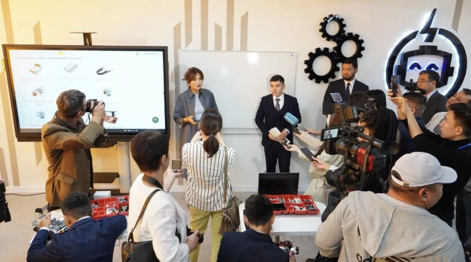 Robotics class opened by Kenes Rakishev and Aselle Tasmagambetova.